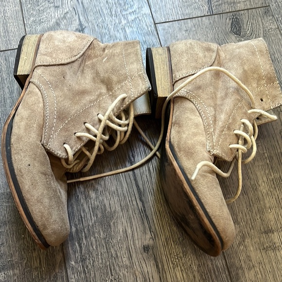 Cathy Jean Women’s tan ankle lace-up booties. - Picture 2 of 5